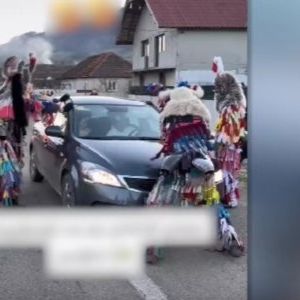 Mașină zgâlțâită de colindătorii nemulțumiți de banii primiți