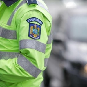 Accident grav în Olt: șoferul vinovat a fugit de la fața locului. Două persoane au ajuns la spital