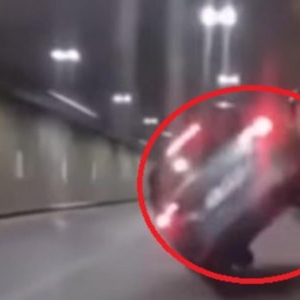 Anchetă a Poliției, după accidentul spectaculos de la Pasajul Unirii: un tânăr de 24 de ani a ajuns la spital