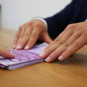 Românii se refugiază în valută. Economiile populației în euro și dolari au explodat cu peste 15%