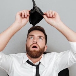 Cele 10 obiceiuri financiare banale care te sărăcesc fără să-ți dai seama