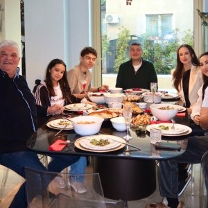 Poza care a stârnit dezbateri aprinse pe internet. Ce detaliu au remarcat oamenii în fotografia publicată de Cătălin Măruță, după o vizită cu familia acasă la Ioan Andone. „Codul bunelor maniere spune”