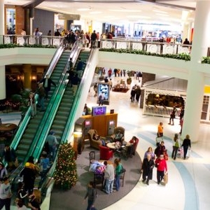 Panică într-un mall din Arad: bărbat inconștient, salvat de jandarmi după ce s-a prăbușit pe scările rulante