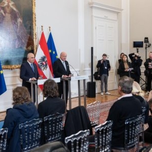 Mandatul lui Bolojan, marcat de proteste masive. Zeci de mii de români, în stradă din cauza măsurilor luate de premier