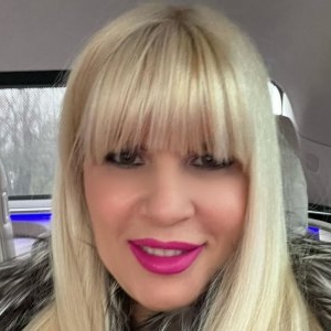 Elena Udrea, ca o felină, la ziua ei de naștere! Ruj fucsia, decolteu abisal, coafură impecabilă și ședință foto în zăpadă! Imaginile momentului cu fosta ministră și familia ei
