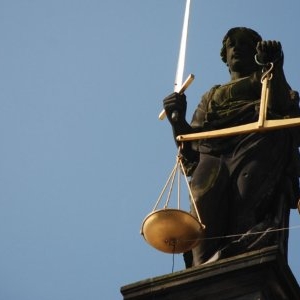 Fost edil din Brașov, în fața instanței: acuzat că a vândut ilegal terenuri ale comunei și a păstrat banii