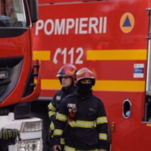 Gospodărie cuprinsă de flăcări, în județul Cluj. Incendiul a pornit de la o afumătoare  și s-a extins cu repeziciune