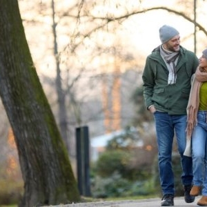 Mersul pe jos după o masă copioasă. Ce beneficii are pentru sănătate acest obicei simplu