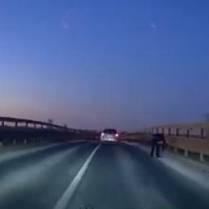 Ultimele clipe din viaţa unui biciclist din Galaţi, surprinse de o cameră. A fost spulberat de o maşină