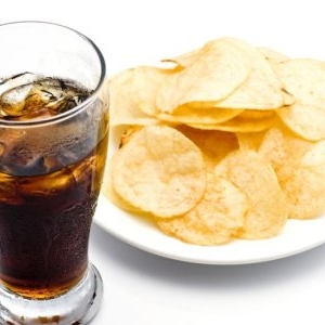 O țară din Europa interzice reclamele la produse de tip „junk food” pe timpul zilei