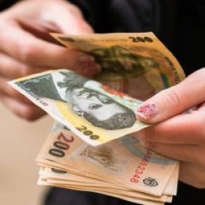 Strategia simplă prin care ne protejăm banii în 2026. Putem începe cu 100 de lei