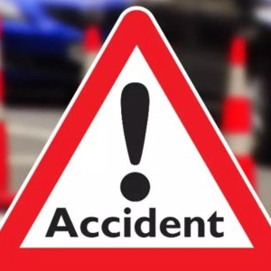 Impact violent în Caraș-Severin între o ambulanță și un autoturism. Trei persoane au fost transportate la spital