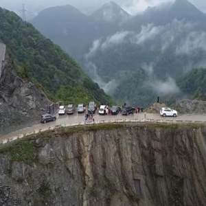 Cel mai periculos drum din lume. Șoseaua extremă pare să plutească între două prăpăstii iar șoferii conduc pe muchie de cuțit. VIDEO