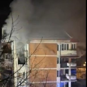 15 persoane s-au autoevacuat după un incendiu puternic într-un bloc din Uricani - VIDEO
