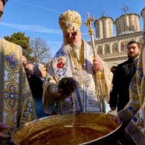 Reacţia unei americance când s-a trezit la uşă cu preotul cu Boboteaza, în Oradea