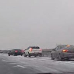 Trafic rutier restricționat pe mai multe șosele din țară, joi dimineața