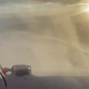 Imagini spectaculoase pe Transalpina: Cum se deszăpezește în condiții de viscol extrem - VIDEO