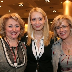 O recunoști? Imagini uitate din tinerețea Vioricăi Dăncilă. A fost mereu cochetă, coafată, cu ținute impecabile și bijuterii, dar stai să o vezi acasă, cu bebelușul înfiat și soțul! Ce stilată!