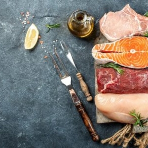 Somon sau pui. Care este cea mai bună sursă de proteine pentru sănătatea inimii