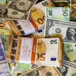 Un muncitor a dat peste un sac plin cu bani în timp ce săpa. Posibilă legătură cu un jaf vechi de 22 de ani