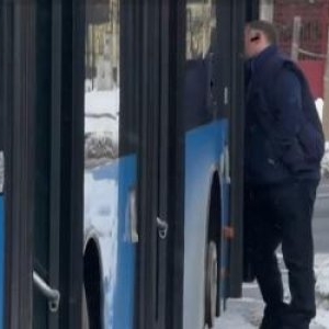 Bărbatul mort în autobuz, sacrificat de călători. S-au temut că întârzie acasă dacă sună la 112