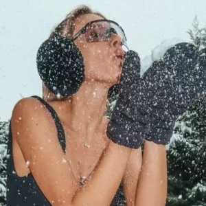 Vedeta noastră a renunțat la haine și a făcut o ședință foto "fierbinte", în zăpadă! „Soțul mi-a făcut pozele”. Imaginile au încins internetul / Foto