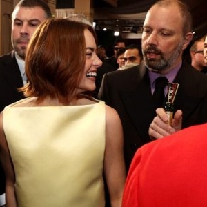 Secretul din spatele machiajului pe care Emma Stone l-a purtat la Globurile de Aur 2026. Mulți au crezut că vedeta și-a făcut o operație estetică