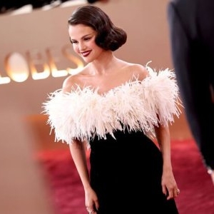 Selena Gomez a îmbrăcat o rochie personalizată la Globurile de Aur 2026. A fost nevoie de 320 de ore pentru ca ținuta să fie gata