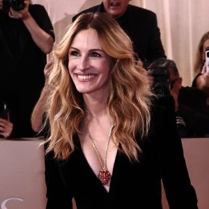 Julia Roberts a fost vedeta absolută a galei Globurile de Aur 2026. A făcut spectacol pe scenă. Cine e bărbatul care îi stă alături de 24 de ani