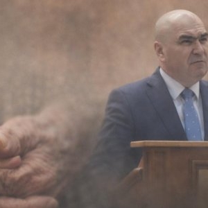 Bolojan i-a condamnat pe bătrânii din sate la sărăcie: tremură în case fiindcă lemnele au devenit un lux. „Să nu își mai bage banii în buzunare și să se uite la popor!”