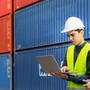 Care sunt joburile fără experienţă tot mai căutate de românii care vor un ban în plus