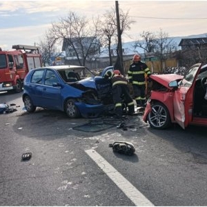  Accident grav pe DN 64, în județul Vâlcea. Două persoane au fost rănite, după ce două mașini s-au ciocnit violent 