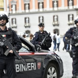 Doi români, arestați în Milano. Au furat arma unui polițist și au deschis focul după ce i-au furat ceasul si mașina unui italian
