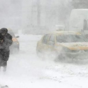 ȘOC METEO! Iarna nu se mai termină în România! NINGE până în aprilie, primăvara dispare complet