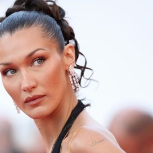 Bella Hadid a îmbrăcat o rochie roșie transparentă care nu a lăsat loc de interpretări. Cum arată ținuta