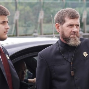 Ramzan Kadîrov este pe moarte,  iar fiul său, Adam, se zbate între viață și moarte după un accident grav. Bătăie cruntă pentru succesiunea la „tron”