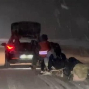 Un adolescent de 17 ani a murit după ce sania trasă de o mașină a lovit un cap de pod - FOTO