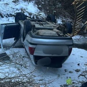  O maşină în care se aflau patru persoane a căzut în albia Pârâului Doamnei, din județul Neamț. Care este starea victimelor 