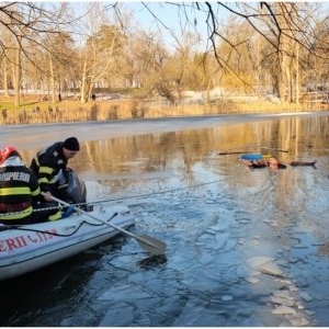 Alertă în municipiul Craiova. Un copil de cinci ani a căzut în lacul înghețat din parcul Romanescu 