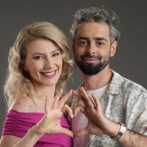 Poftiți acasă la familia Bucălae! Cum arată apartamentul modern în care comediantul locuiește cu soția lui! Mult roz, mult verde și o surpriză în dormitor