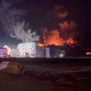 Incendiu violent la o fabrică de polistiren din județul Cluj. Au fost chemați pompieri din mai multe județe – VIDEO