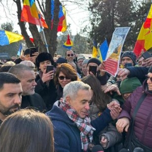 Călin Georgescu se prezintă din nou la secția de poliție din Buftea pentru controlul judiciar. Numeroși români sunt alături de liderul suveranist