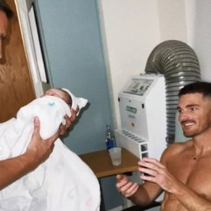 E vestea momentului în showbiz! Cei doi iubiți au devenit părinți de fetiță și sunt în culmea fericirii! Au publicat deja și prima poză cu micuța! „E perfectă! Suntem îndrăgostiți de ea”