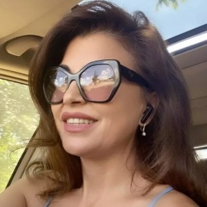 Fericirea are chipul ei! La aproape 50 de ani, artista noastră strălucește! Are un nou iubit, după divorț, și e mai fericită ca oricând!! „Am tot ce mi doresc pe lumea aceasta”. Cine e bărbatul care a cucerit-o