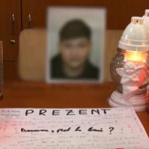 Lumânări şi mesaje de adio pe banca elevului din Timiş ucis de colegii minori