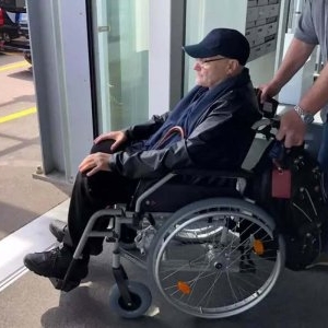 Marele artist, iubit de mii de români, a ajuns în scaun cu rotile. „Tot ce putea merge prost, a mers. Rinichii au început să cedeze”. A trecut prin 5 operații