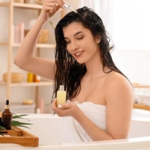 Modalități simple de a folosi uleiul de cocos pentru scalpul uscat. Ce poți încerca în confortul casei