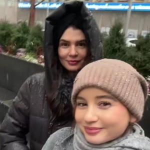 Le recunoști? Da, sunt Irinuca și Monica Gabor, înfofolite, pe stradă, mâncând covrigi și tremurând de frig. Unde au fost surprinse. Nu sunt mereu dive, dar uite ce fericite sunt împreună