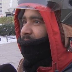 Reacția unui livrator din Bangladesh la prima lui iarnă adevărată, în Capitală. Abdul se luptă cu poleiul