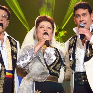 Imagini impresionante de la mormântul lui Ion Dolănescu. Ionuț Dolănescu a mers la cimitir în ziua în care regretatul artist ar fi împlinit 82 de ani. Detaliul emoționant care se vede în poze